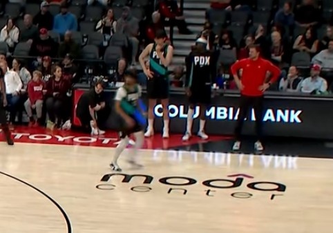 开云官网-杨瀚森最后时刻场边等待出场 可惜未能获得机会