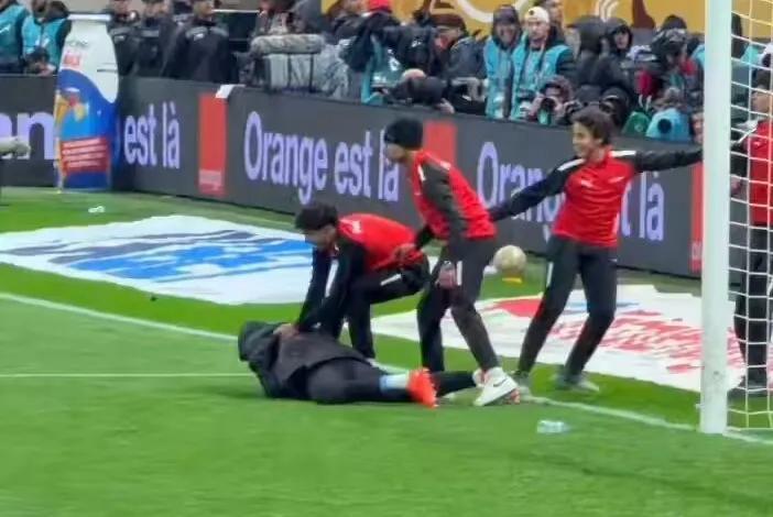 kaiyun-摩洛哥抢毛巾球员:向所有人真诚道歉,比赛时我情绪过于激动了